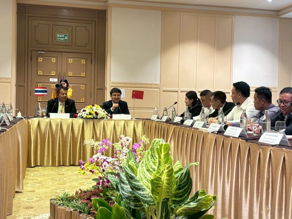 ดร. เพิก เลิศวังพง ประธานกรรมการการยางแห่งประเทศไทย - Mr. Lyu Sheng กงสุลฝ่ายพาณิชย์ จากสถานกงสุลใหญ่แห่งสาธารณรัฐประชาชนจีน ประจำจังหวัดเชียงใหม่