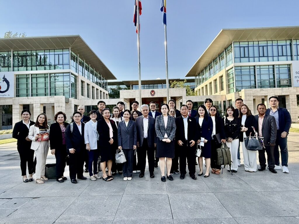 คณะสมาคมฯ ถ่ายภาพร่วมกับเจ้าหน้าที่รัฐของจีน