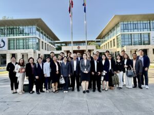 คณะสมาคมฯ ถ่ายภาพร่วมกับเจ้าหน้าที่รัฐของจีน